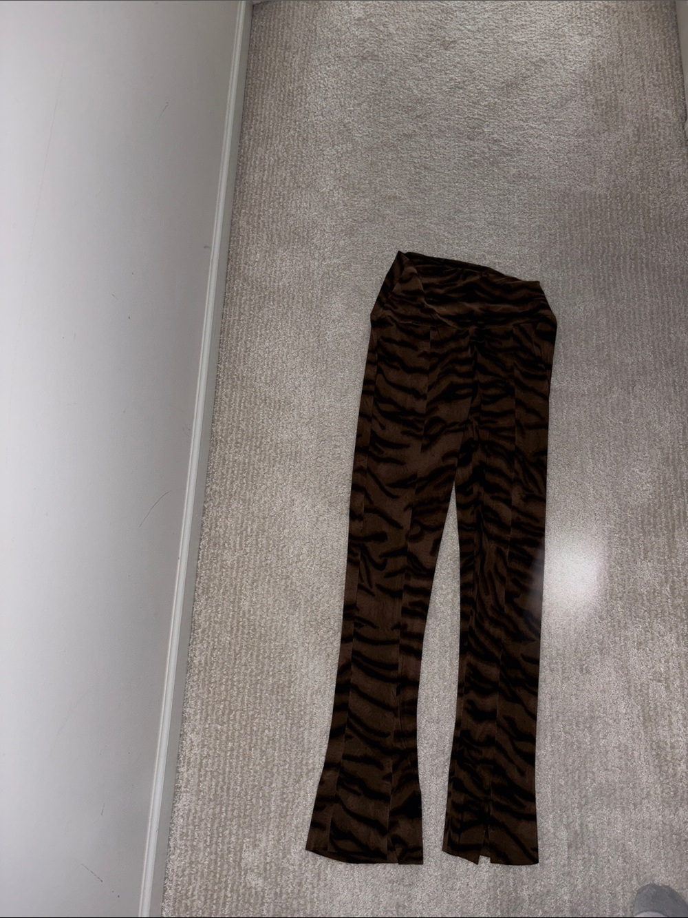 Norma Kamali Brown & Black Tiger-Print Flare Pants and cropped oversized shirt - Picture 4 of 5